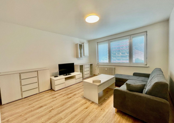 Na predaj pôvodne 3.izb. byt, kompletná rekonštrukcia, Bratislava - Petržalka, Jasovská ulica.