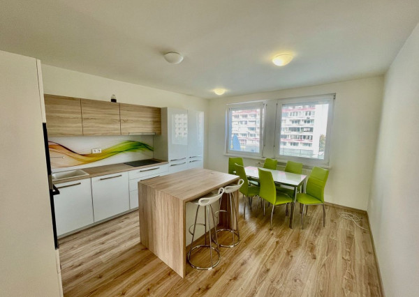 Na predaj pôvodne 3.izb. byt, kompletná rekonštrukcia, Bratislava - Petržalka, Jasovská ulica.