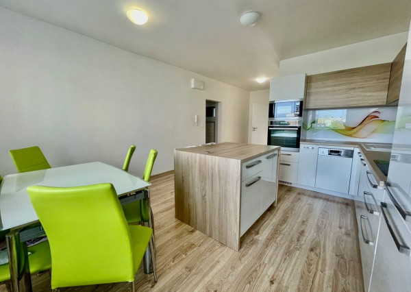 Na predaj pôvodne 3.izb. byt, kompletná rekonštrukcia, Bratislava - Petržalka, Jasovská ulica.