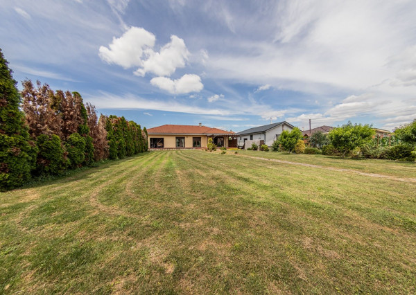 Predaj úžasného bungalovu v prihraničnej obci Medveďov.