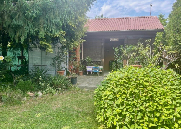 PREDAJ – pozemok s rekreačnou chatou blízku brehu Dunaja v obci Vojka nad Dunajom.