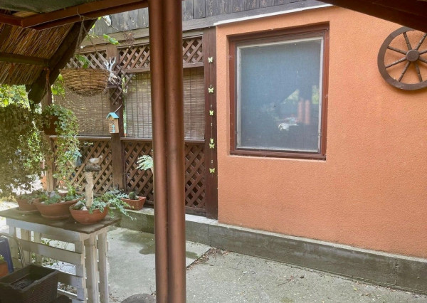 PREDAJ – pozemok s rekreačnou chatou blízku brehu Dunaja v obci Vojka nad Dunajom.