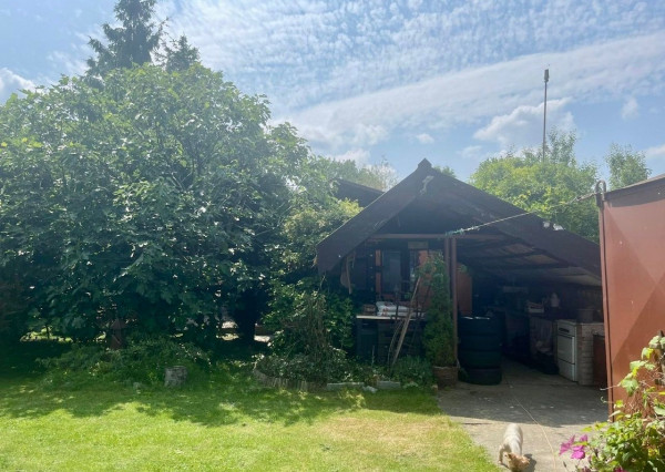 PREDAJ – pozemok s rekreačnou chatou blízku brehu Dunaja v obci Vojka nad Dunajom.