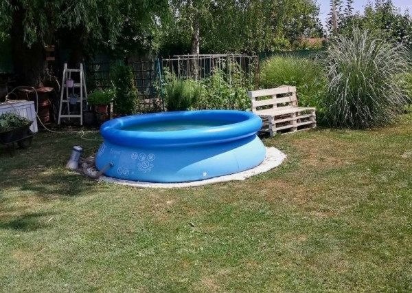 PREDAJ – pozemok s rekreačnou chatou blízku brehu Dunaja v obci Vojka nad Dunajom.