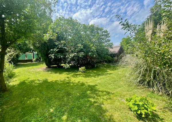 PREDAJ – pozemok s rekreačnou chatou blízku brehu Dunaja v obci Vojka nad Dunajom.