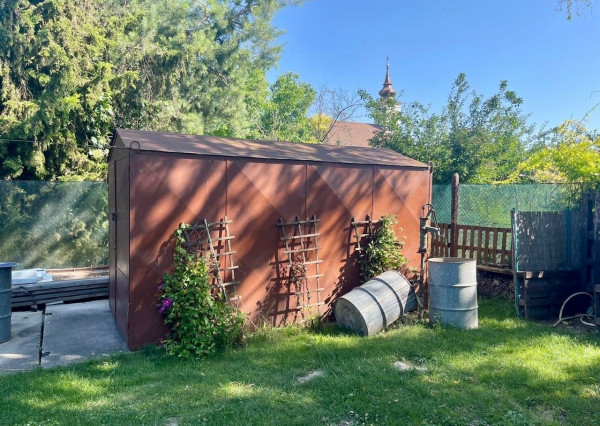 PREDAJ – pozemok s rekreačnou chatou blízku brehu Dunaja v obci Vojka nad Dunajom.