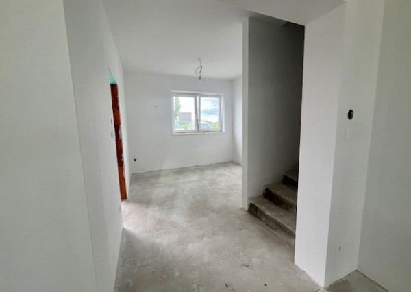 Rovinka -predaj 4 izbový byt so záhradkou.