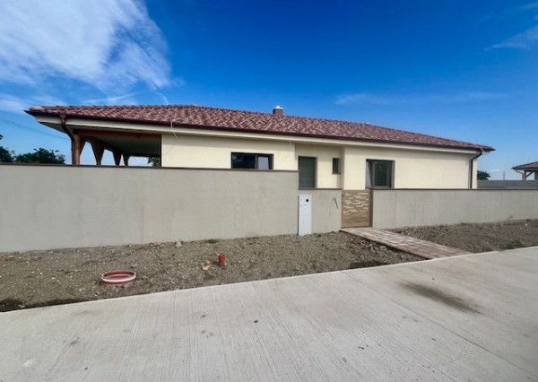 Na predaj 4 izbový bungalov v stave holodomu - obec Kyselica.