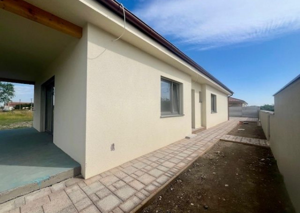 Na predaj 4 izbový bungalov v stave holodomu - obec Kyselica.