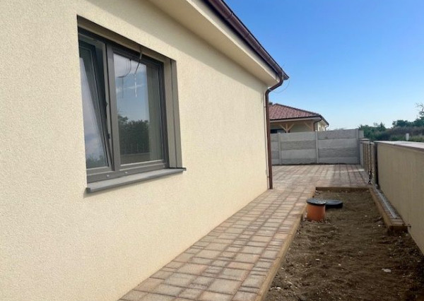 Na predaj 4 izbový bungalov v stave holodomu - obec Kyselica.