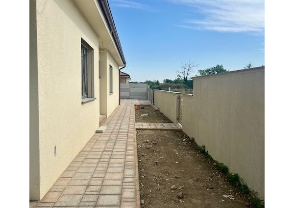 Na predaj 4 izbový bungalov v stave holodomu - obec Kyselica.