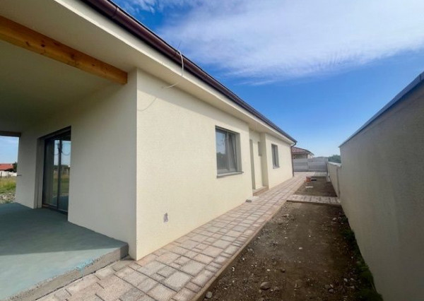 Na predaj 4 izbový bungalov v stave holodomu - obec Kyselica.