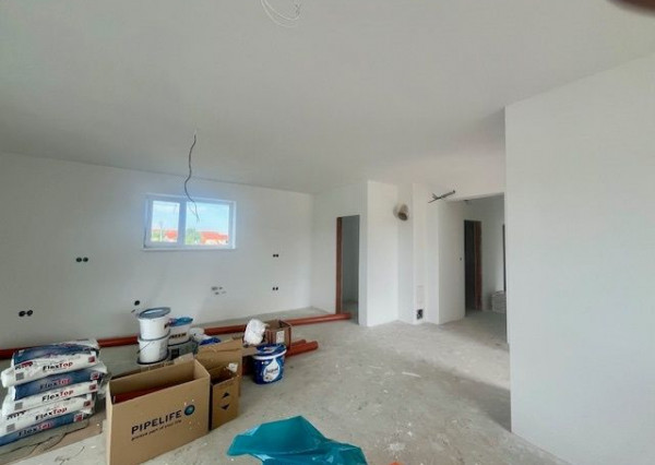 Na predaj 4 izbový bungalov v stave holodomu - obec Kyselica.