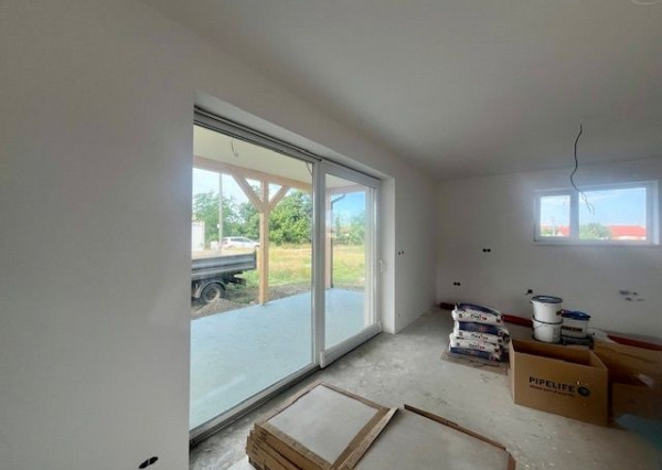 Na predaj 4 izbový bungalov v stave holodomu - obec Kyselica.