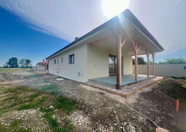 Na predaj 4 izbový bungalov v stave holodomu - obec Kyselica.