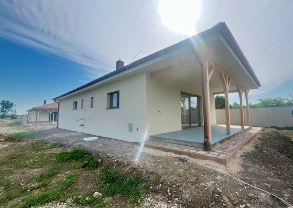 Na predaj 4 izbový bungalov v stave holodomu - obec Kyselica.