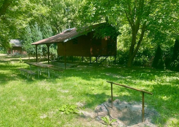 PREDAJ – pozemok s rekreačnou chatou priamo na brehu Dunaja v Bodíkoch.