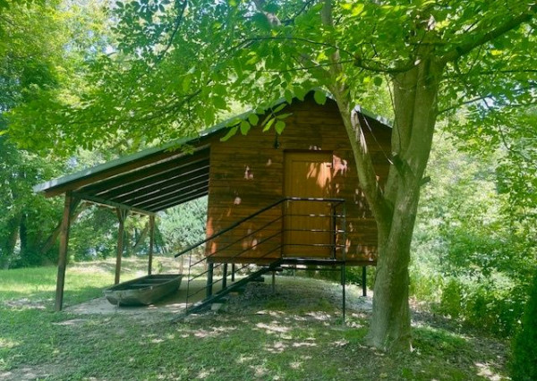 PREDAJ – pozemok s rekreačnou chatou priamo na brehu Dunaja v Bodíkoch.