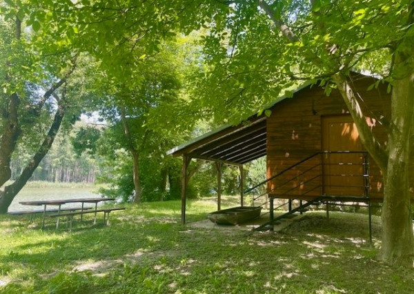 PREDAJ – pozemok s rekreačnou chatou priamo na brehu Dunaja v Bodíkoch.