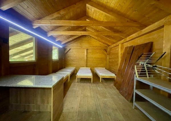 PREDAJ – pozemok s rekreačnou chatou priamo na brehu Dunaja v Bodíkoch.