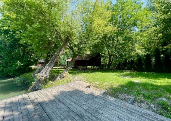 PREDAJ – pozemok s rekreačnou chatou priamo na brehu Dunaja v Bodíkoch.