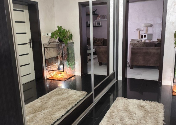 Ponúkam na predaj  6 izbový elegantne zariadený, samostatne stojací rodinný dom v obci Veľké Dvorníky.