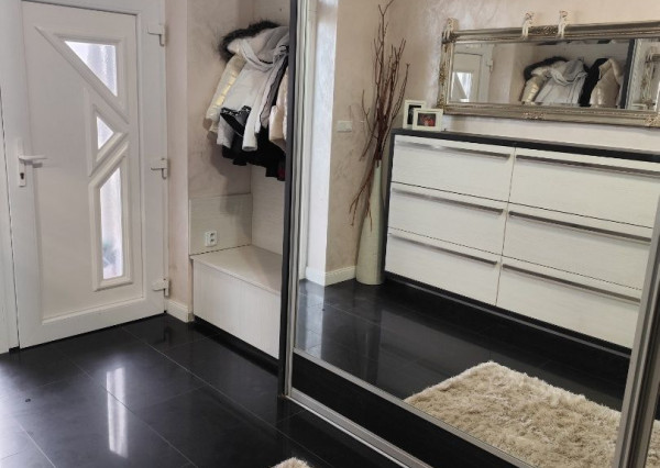 Ponúkam na predaj  6 izbový elegantne zariadený, samostatne stojací rodinný dom v obci Veľké Dvorníky.