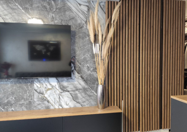 Ponúkam na predaj  6 izbový elegantne zariadený, samostatne stojací rodinný dom v obci Veľké Dvorníky.