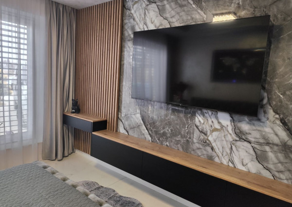 Ponúkam na predaj  6 izbový elegantne zariadený, samostatne stojací rodinný dom v obci Veľké Dvorníky.