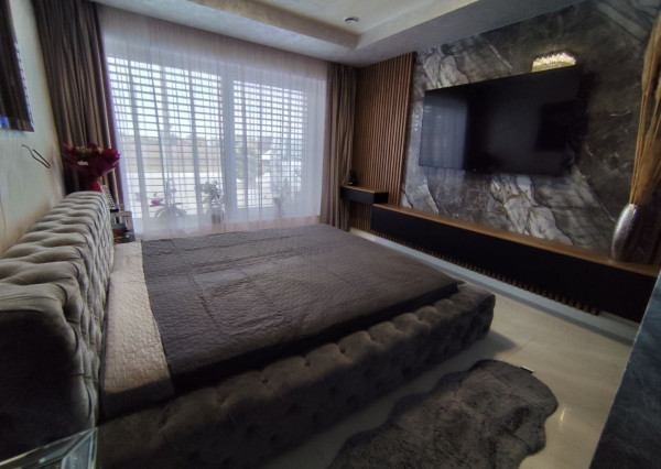 Ponúkam na predaj  6 izbový elegantne zariadený, samostatne stojací rodinný dom v obci Veľké Dvorníky.