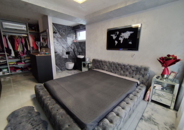 Ponúkam na predaj  6 izbový elegantne zariadený, samostatne stojací rodinný dom v obci Veľké Dvorníky.