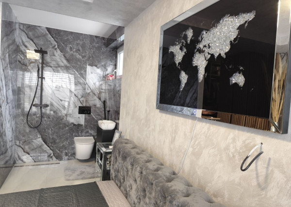 Ponúkam na predaj  6 izbový elegantne zariadený, samostatne stojací rodinný dom v obci Veľké Dvorníky.