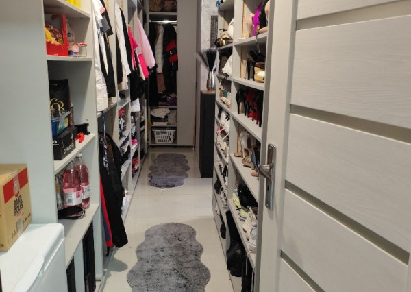 Ponúkam na predaj  6 izbový elegantne zariadený, samostatne stojací rodinný dom v obci Veľké Dvorníky.