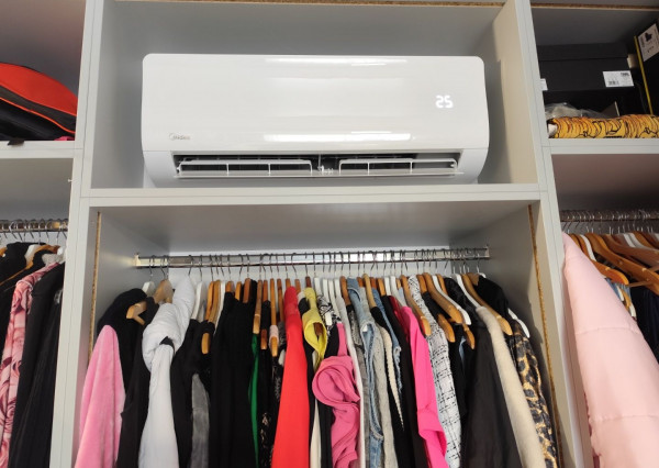 Ponúkam na predaj  6 izbový elegantne zariadený, samostatne stojací rodinný dom v obci Veľké Dvorníky.