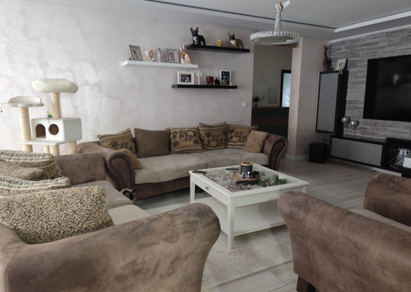 Ponúkam na predaj  6 izbový elegantne zariadený, samostatne stojací rodinný dom v obci Veľké Dvorníky.