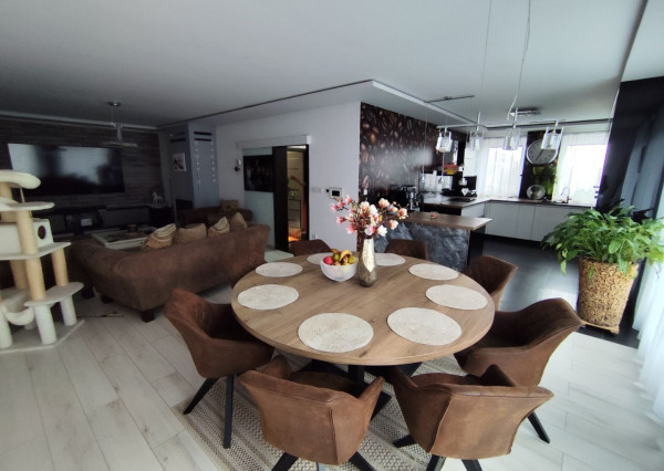 Ponúkam na predaj  6 izbový elegantne zariadený, samostatne stojací rodinný dom v obci Veľké Dvorníky.