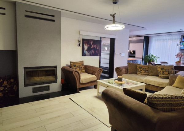 Ponúkam na predaj  6 izbový elegantne zariadený, samostatne stojací rodinný dom v obci Veľké Dvorníky.