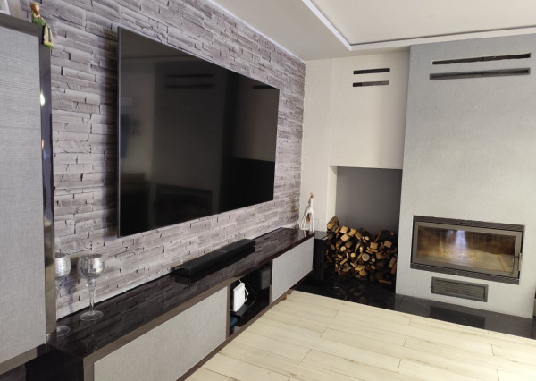 Ponúkam na predaj  6 izbový elegantne zariadený, samostatne stojací rodinný dom v obci Veľké Dvorníky.