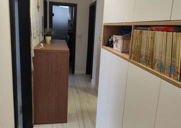 Ponúkam na predaj  6 izbový elegantne zariadený, samostatne stojací rodinný dom v obci Veľké Dvorníky.