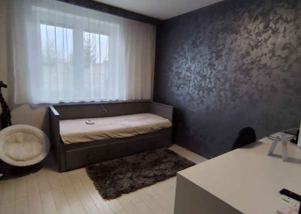 Ponúkam na predaj  6 izbový elegantne zariadený, samostatne stojací rodinný dom v obci Veľké Dvorníky.