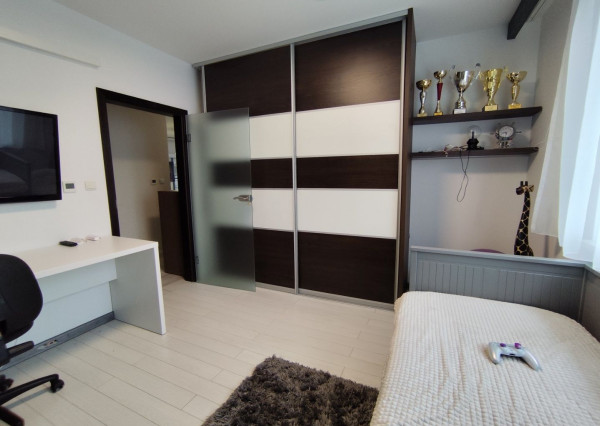 Ponúkam na predaj  6 izbový elegantne zariadený, samostatne stojací rodinný dom v obci Veľké Dvorníky.