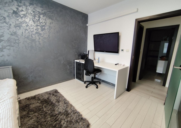 Ponúkam na predaj  6 izbový elegantne zariadený, samostatne stojací rodinný dom v obci Veľké Dvorníky.