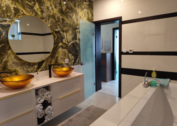 Ponúkam na predaj  6 izbový elegantne zariadený, samostatne stojací rodinný dom v obci Veľké Dvorníky.