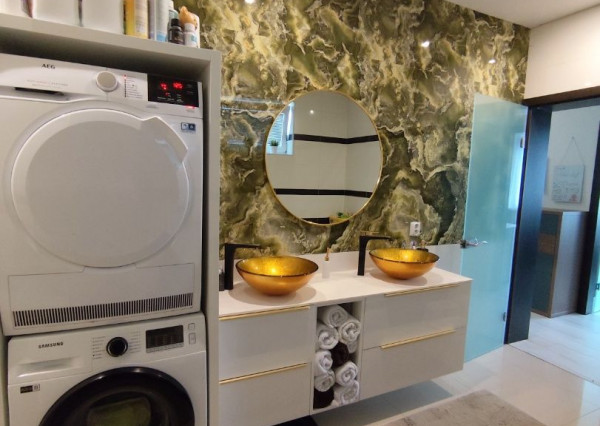 Ponúkam na predaj  6 izbový elegantne zariadený, samostatne stojací rodinný dom v obci Veľké Dvorníky.