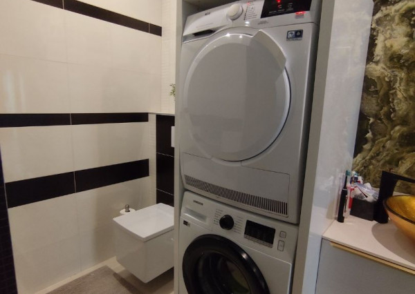 Ponúkam na predaj  6 izbový elegantne zariadený, samostatne stojací rodinný dom v obci Veľké Dvorníky.