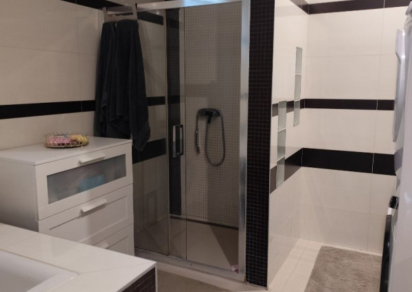 Ponúkam na predaj  6 izbový elegantne zariadený, samostatne stojací rodinný dom v obci Veľké Dvorníky.