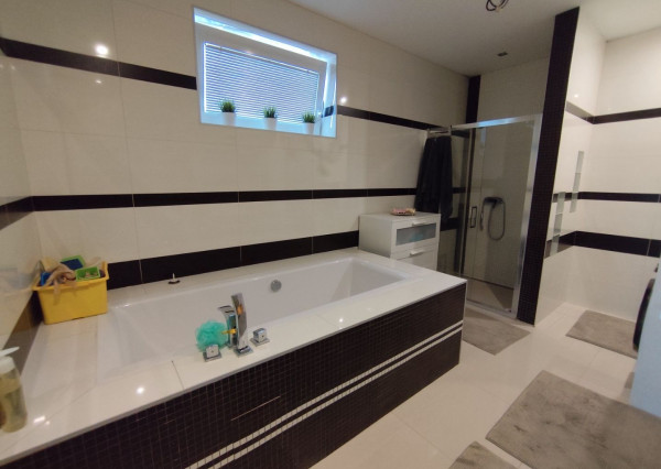 Ponúkam na predaj  6 izbový elegantne zariadený, samostatne stojací rodinný dom v obci Veľké Dvorníky.