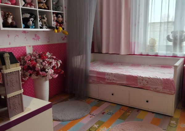 Ponúkam na predaj  6 izbový elegantne zariadený, samostatne stojací rodinný dom v obci Veľké Dvorníky.