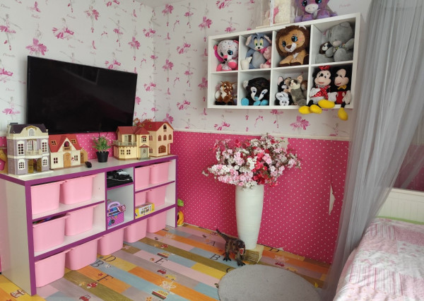 Ponúkam na predaj  6 izbový elegantne zariadený, samostatne stojací rodinný dom v obci Veľké Dvorníky.