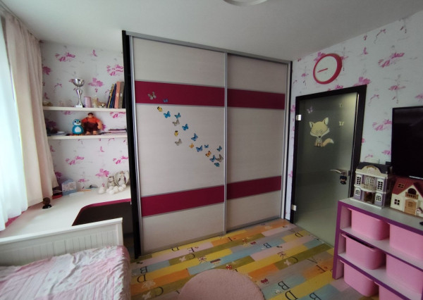 Ponúkam na predaj  6 izbový elegantne zariadený, samostatne stojací rodinný dom v obci Veľké Dvorníky.